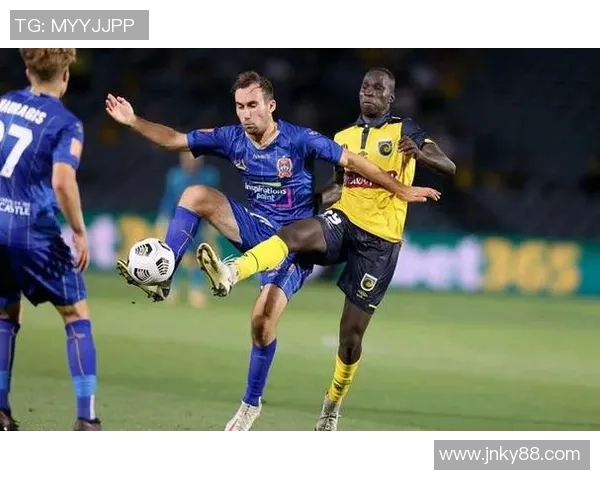 阿德莱海盗与白城的激烈对决揭示足球战术与团队精神的较量